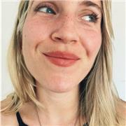 Diplomada en guión de cine y tv, interpretación y creación escénica.